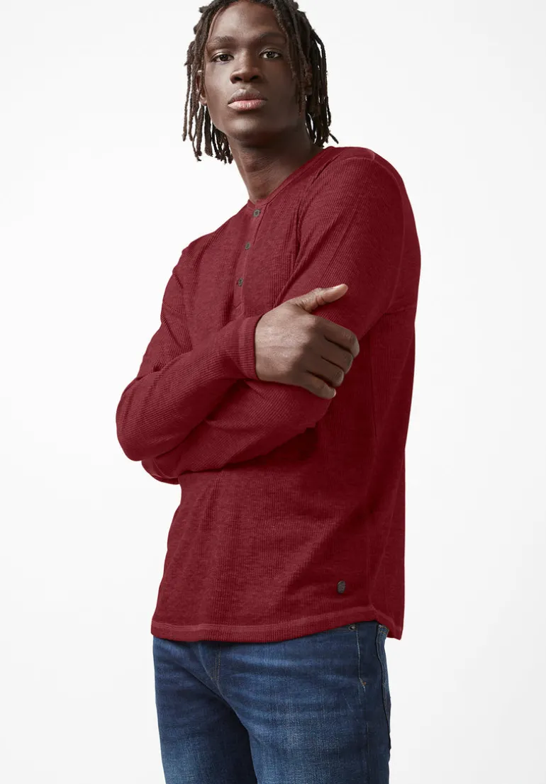 Kipat Men’s Long-Sleeve Henley Top in Dark Red - BM24046