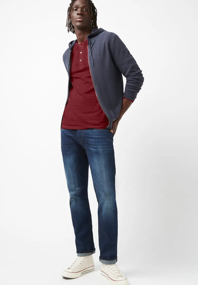 Kipat Men’s Long-Sleeve Henley Top in Dark Red - BM24046