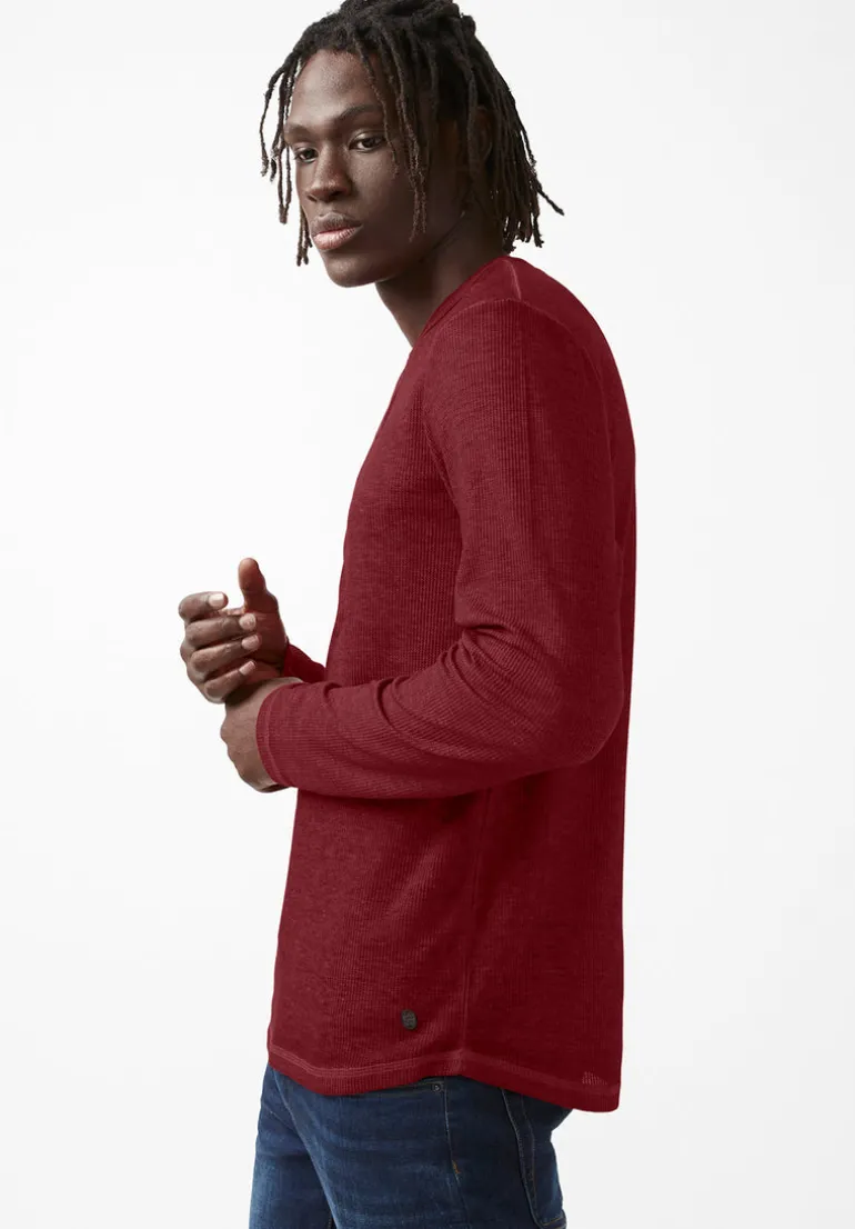 Kipat Men’s Long-Sleeve Henley Top in Dark Red - BM24046